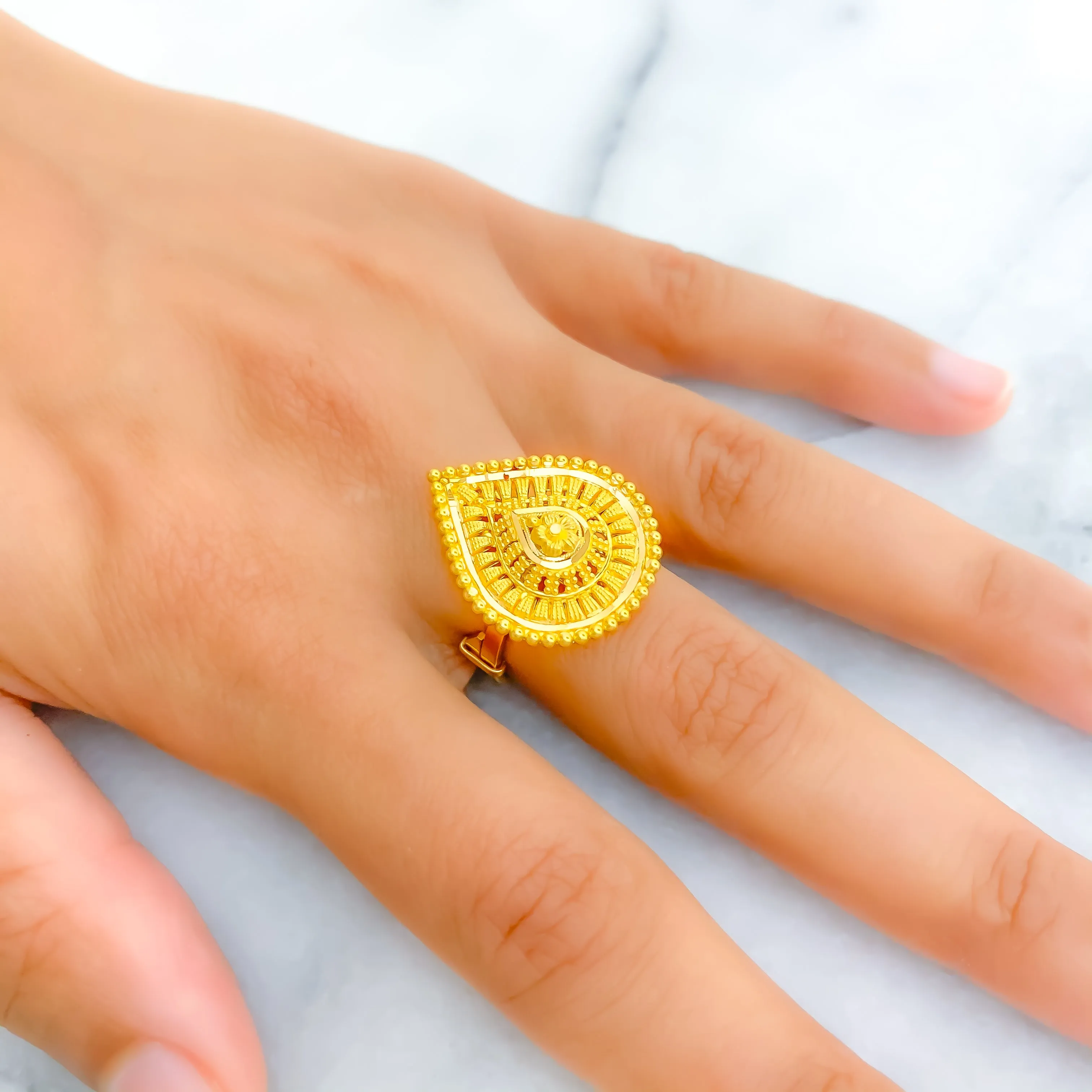 Attractive Paisley 22k Gold Semi-Statement Ring